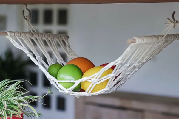 Macrame fruit hammock: A practical solution to organize and elevate your kitchen space